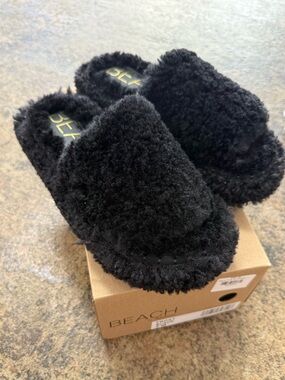 Beach BY Matisse Women's Black Fuzzy Slip-On Slippers NEW IN BOX